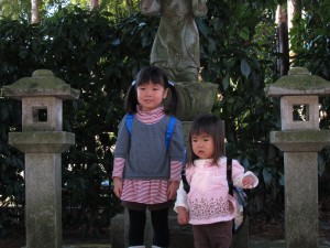 姪っ子2名僕もこの前で写真を良くとりました。後ろのお地蔵さんは笑顔の神様です。顔が切れてる(汗)