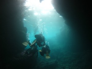 沖縄　ダイビング　青の洞窟