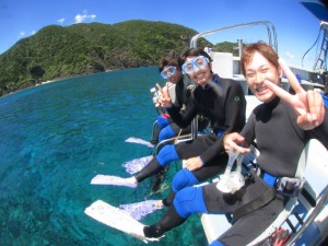 沖縄　体験ダイビング　ウミガメと泳ごう