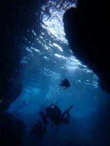 沖縄　ダイビング　真栄田岬　青の洞窟
