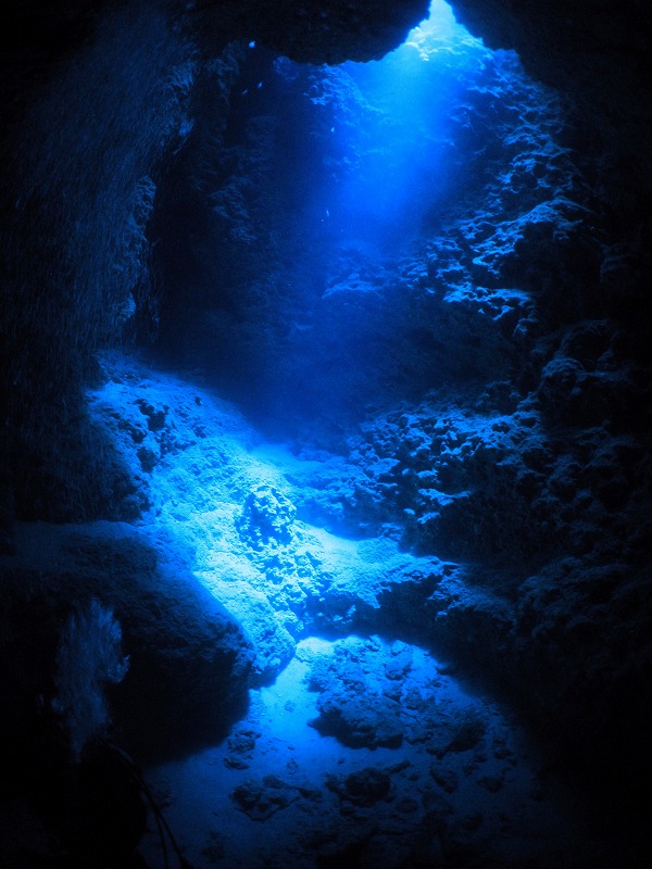 水中洞窟で見る光は本当に神秘的です 沖縄慶良間体験ダイビングはアルファダイブ